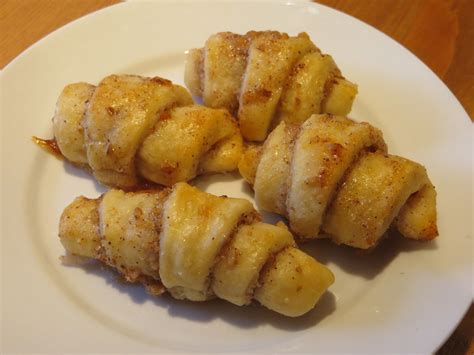 An Everyday Girl's Attempt to Cook: Cinnamon Walnut Crescent Cookies