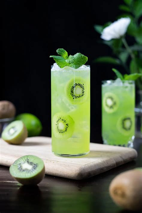 Kiwi Starfruit Refresher (Starbucks Copycat) - Moody Mixologist in 2021 | Starbucks copycat ...