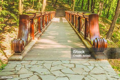 Jembatan Yang Indah Di Atas Jurang Foto Stok - Unduh Gambar Sekarang ...