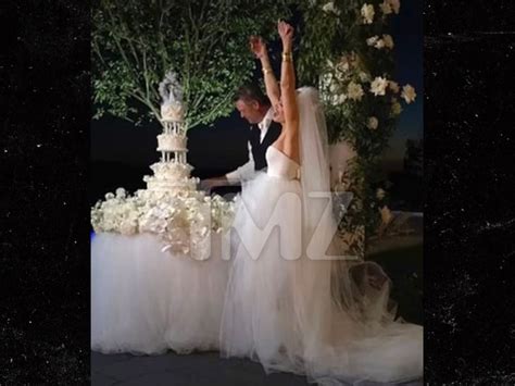 Blake Shelton & Gwen Stefani Are Married, First Shots of Dress, Dance