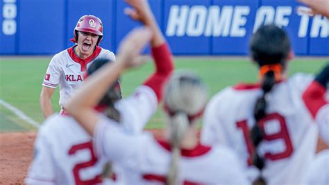 Oklahoma Sooners topple Texas in Game 1 of NCAA softball WCWS finals