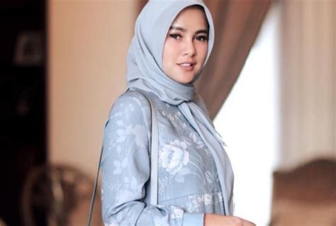 13 Artis Indonesia yang Mantap Berhijab di Tahun 2019 - seruni.id