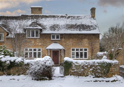 Cotswold cottage in snow stock image. Image of seasons - 35283075