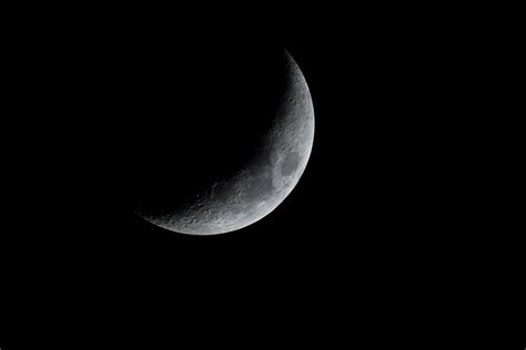 Waxing Crescent Moon of 2018-04-20 : r/astrophotography