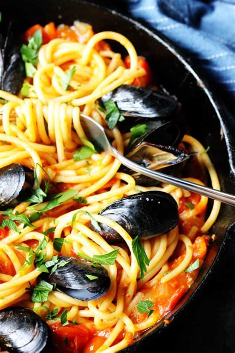 Pasta with Mussels in Spicy Tomato Sauce - Eating European