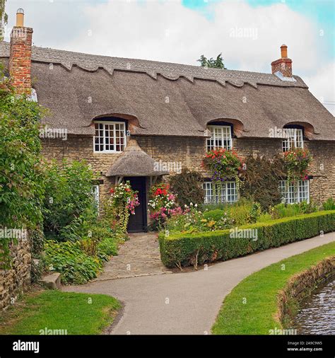 Thatched Cottage by the Beck in Thornton-le-Dale North Yorkshire Stock Photo - Alamy