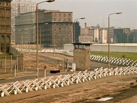 File:Berlin Wall death strip, 1977.jpg