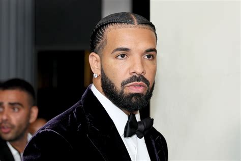 Drake yicujije kuririmba ku bakobwa bakundany... - Inyarwanda.com