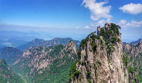 Hiking Up the Yellow Mountains of China - Talk Travel To Me