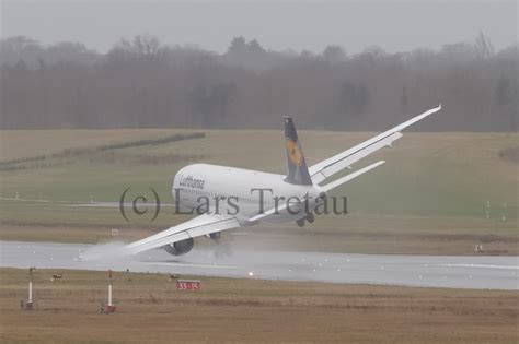 A320 attempting to land in a crazy crosswind - JasonFarnsworth.com