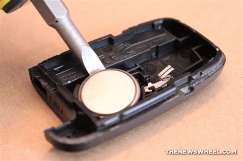 How To Replace the Battery in Your Car’s Key Fob - The News Wheel