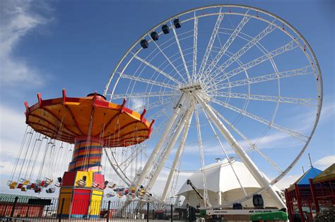 The Navy Pier Ferris wheel nears completion - Hoy