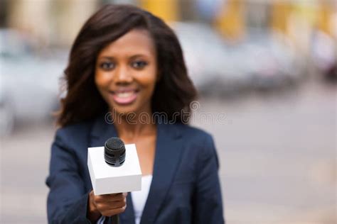 Het Afrikaanse Journalist Interviewen Stock Afbeelding - Image of zwart ...