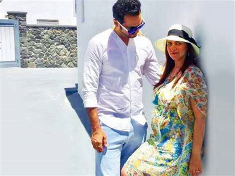 CUTE! Esha Deol and husband Bharat Takhtani are in Greece for their babymoon! - Bollywood Hungama