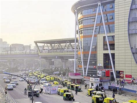 In Gurgaon, Huda Metro station sweats under 52,000 footfall - Hindustan Times