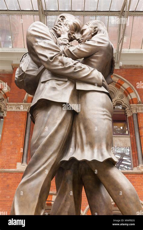 The Meeting Place statue by Paul Day,Kings Cross, St.Pancras Train ...