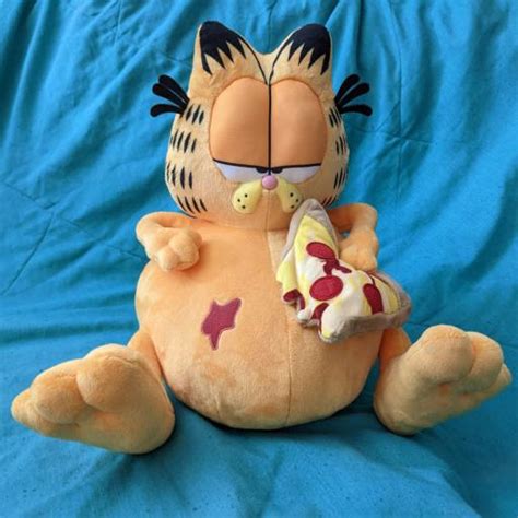 sd-concepts-library/garfield-pizza-plush-v2 · Hugging Face