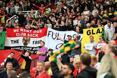 Thousands of Man Utd fans perform sit in protest against the Glazers at ...