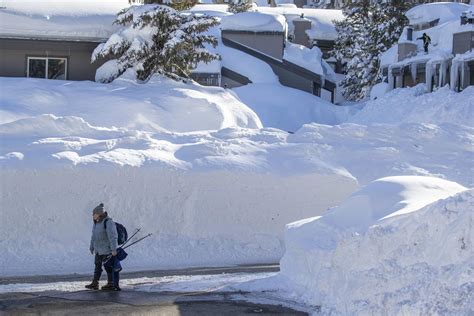 Photos of a 'Mammoth' snowfall: California town gets hit with 10 feet ...