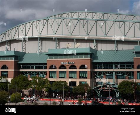 Line of Astros Fans Waiting to Enter the Team Store at Minute Maid ...