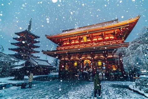 Beautiful Photographs of Tokyo Blanketed in Snow