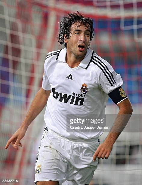 990 Raul Real Madrid Goal Stock Photos, High-Res Pictures, and Images - Getty Images