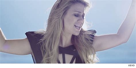 Kelly Clarkson Gorgeous, Glowing in New "Catch My Breath" Music Video ...