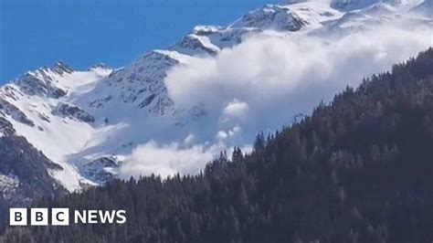 Video shows avalanche in French Alps