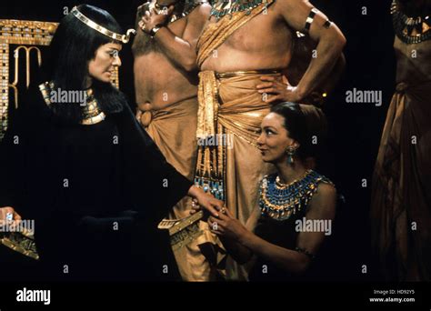 ANTONY AND CLEOPATRA, from left: Janet Suzman, Rosemary McHale, 1974 Stock Photo - Alamy