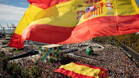 Hundreds of Thousands Protest Spanish Prime Minister’s Deal With Separatists - The New York Times