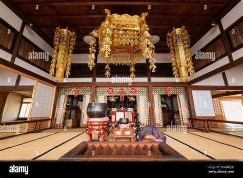 Japanese temple interior hi-res stock photography and images - Alamy