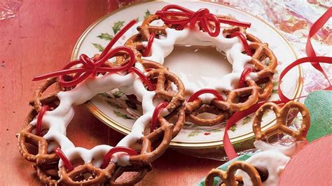 Sharri's Snapzshotz: Holiday Pretzel Wreaths