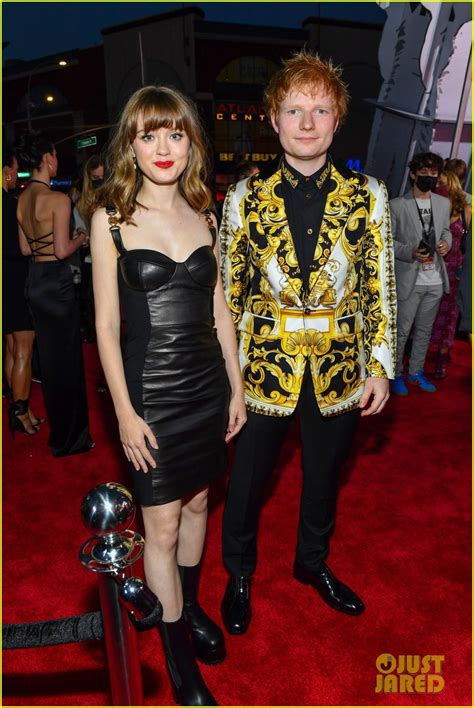 Full Sized Photo of ed sheeran maisie peters attend vmas red carpet 01 | Ed Sheeran Brings Along ...