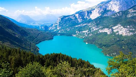 Lago di Molveno, specchio d’acqua turchese circondato dalle Dolomiti