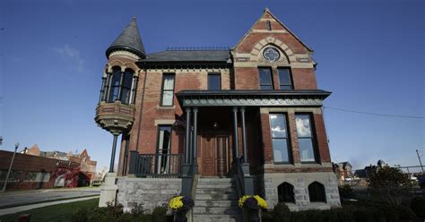 Chance to see rehabbed Ransom Gillis house draws crowds