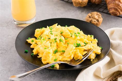 How to Make Scrambled Eggs (Fluffy & Moist) | Delicious Meets Healthy