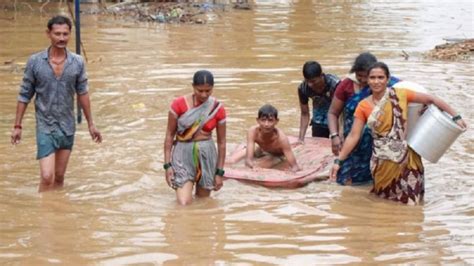 India floods: At least 95 killed, hundreds of thousands evacuated