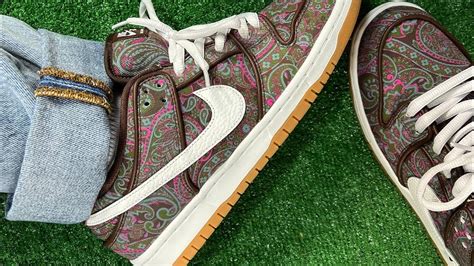 Nike SB Dunk low pro PAISLEY - close look + on feet/lace swaps - YouTube