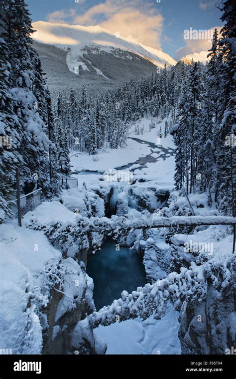 Sunwapta river and falls in winter hi-res stock photography and images - Alamy