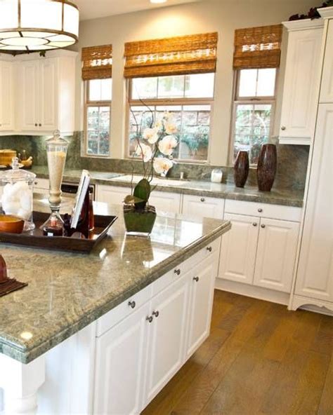 COSTA ESMERALDA GRANITE | Green granite kitchen, Tuscan kitchen, Green kitchen countertops