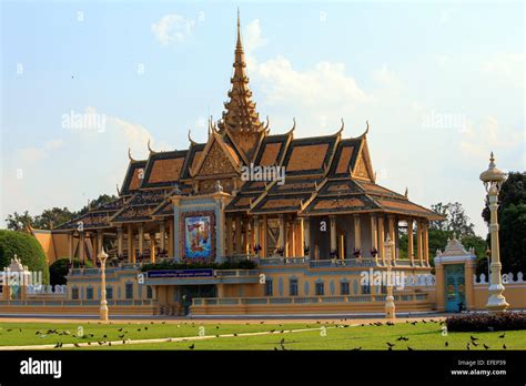 Royal Palace in Phnom Penh Stock Photo - Alamy