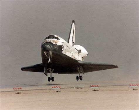 This Rare Photo of the Space Shuttle Challenger Landing Was Taken Less ...