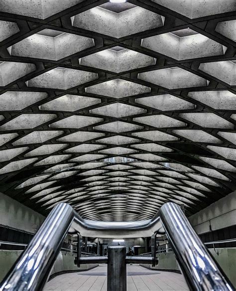 Jarry metro station, Montreal (@veveordie) : r/brutalism