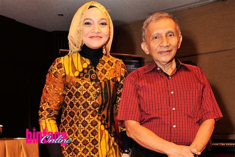 Hanum Rais dan Rangga Almahendra Kompak Kenakan Batik - Tabloidbintang.com