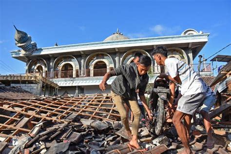 Powerful Indonesia Earthquake Kills at Least 82 - The New York Times