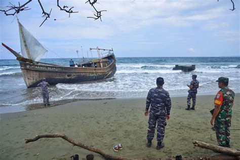 More Rohingya refugees reach Indonesia after weeks at sea | The Independent