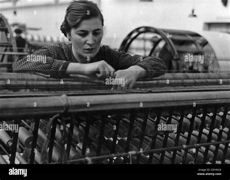 Textile mill worker historical hi-res stock photography and images - Alamy