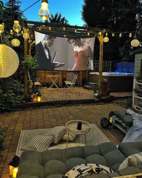 26 Exciting Backyard or Garden DIY Outdoor Movie Screen Ideas