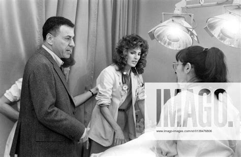 ST. ELSEWHERE, from left: Alan Arkin, Cynthia Sikes, Kim Miyori, Ties ...