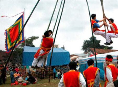 Vietnamese traditional game: Bamboo Swings (Đánh đu)